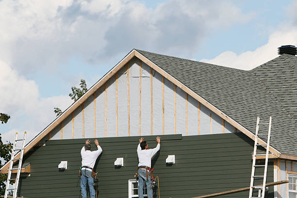 Professional Siding technician working in Renton, WA